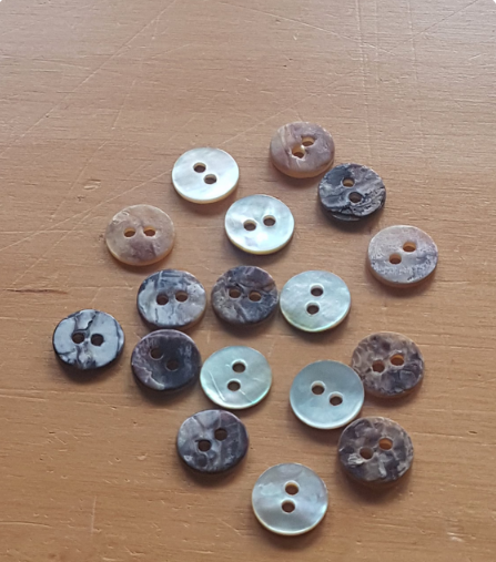 9 Round Buttons Brown Grey Black Wood Bone Effect Pearlised Plastic 0.80cm