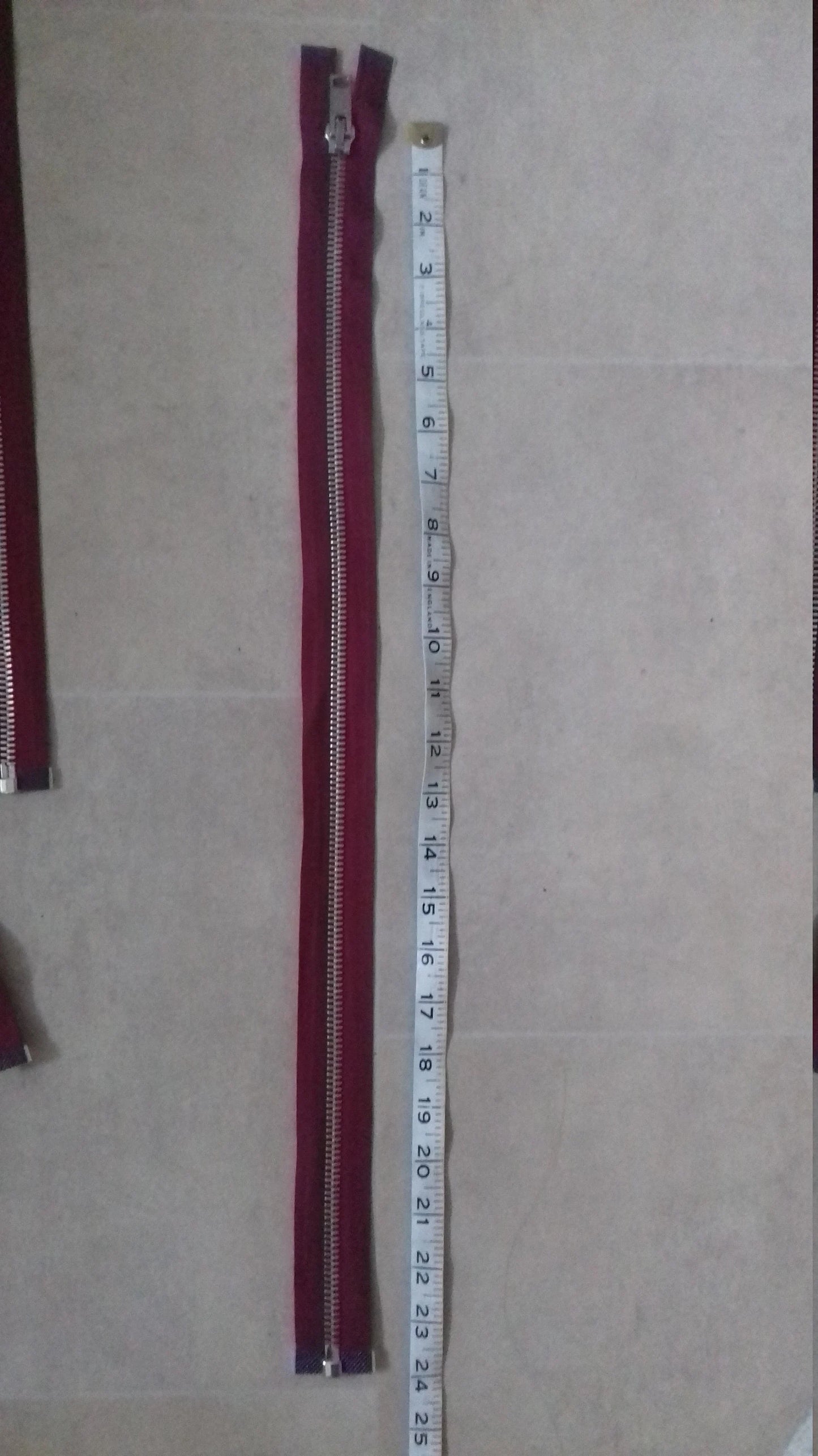 Deep raspberry zip red/burgundy heavy chunky 23.5 inch separating pale gold (59.5cm) open ended Size 8