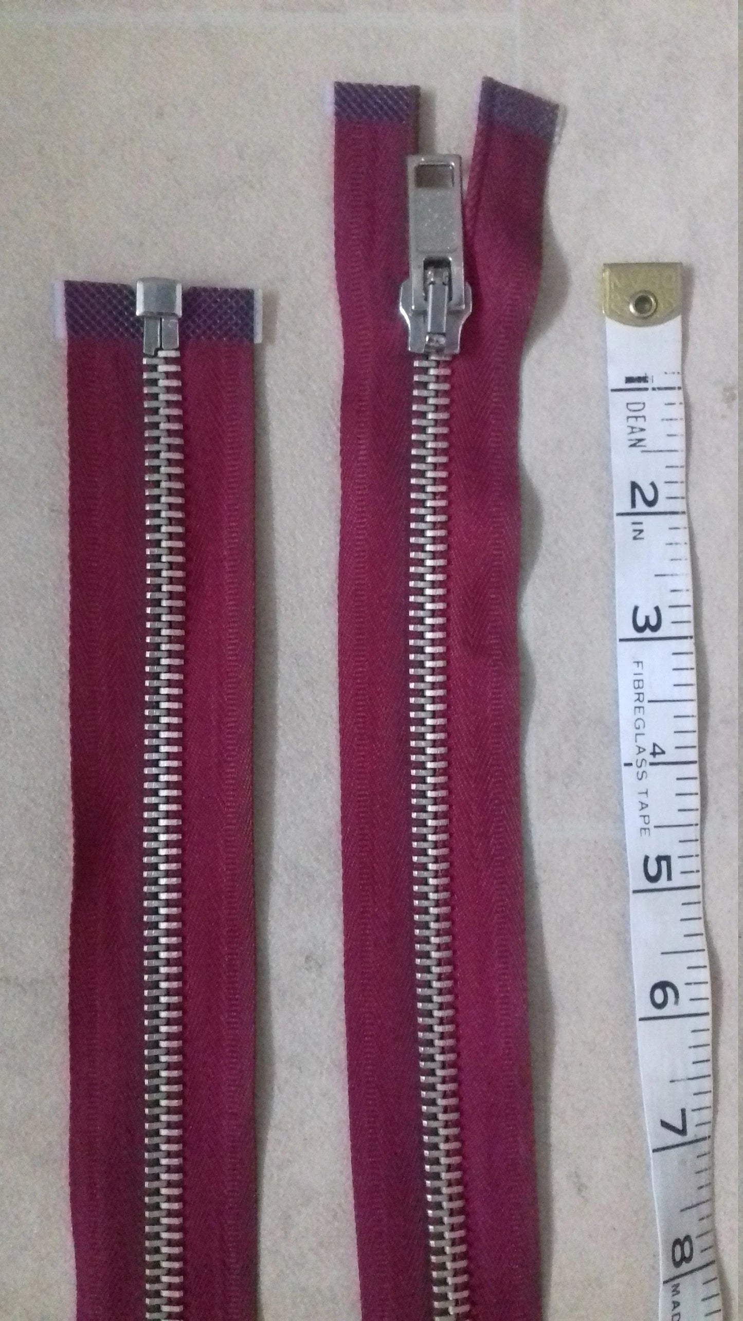 Deep raspberry zip red/burgundy heavy chunky 23.5 inch separating pale gold (59.5cm) open ended Size 8