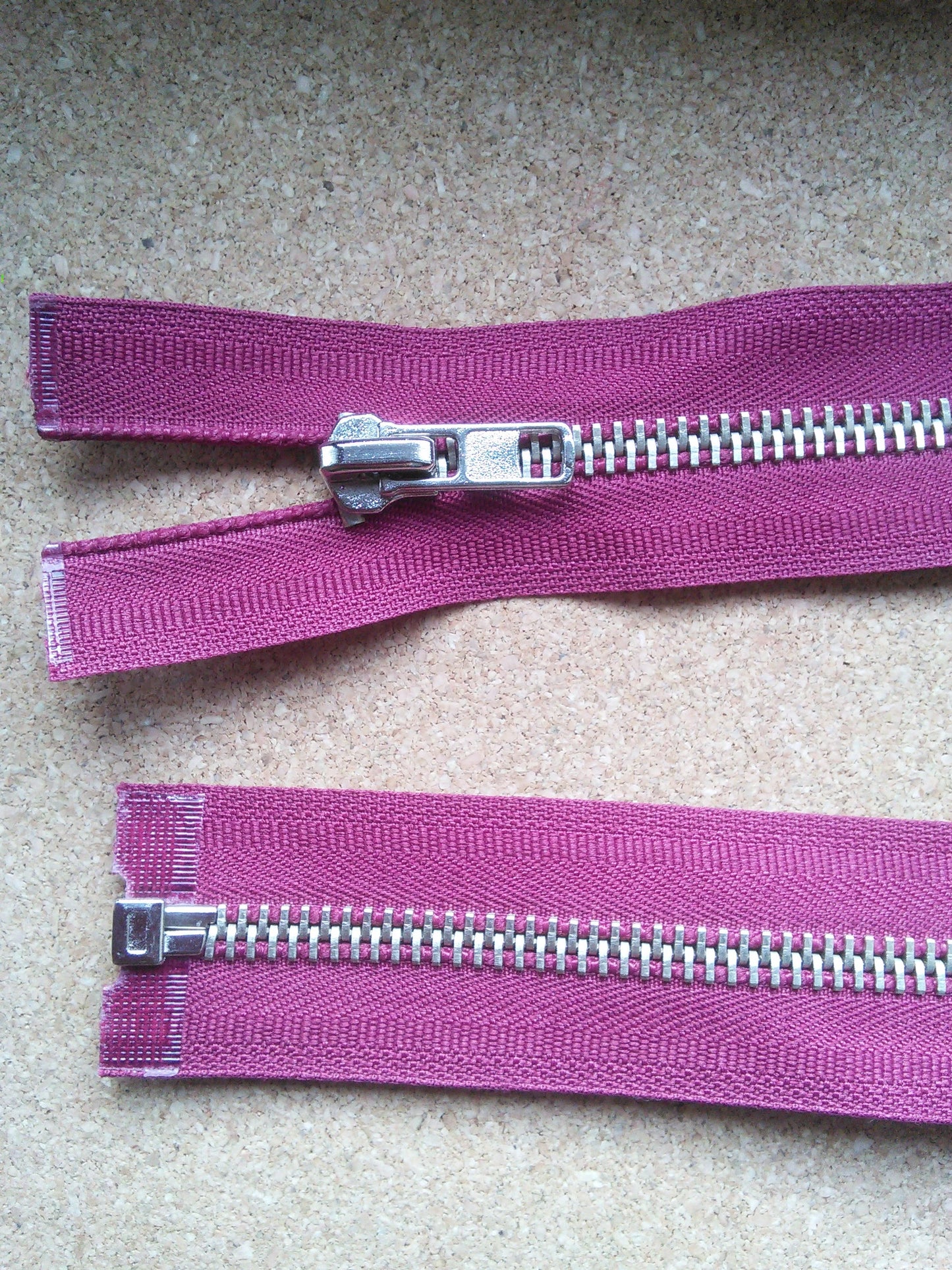 Deep raspberry zip red/burgundy heavy chunky 23.5 inch separating pale gold (59.5cm) open ended Size 8