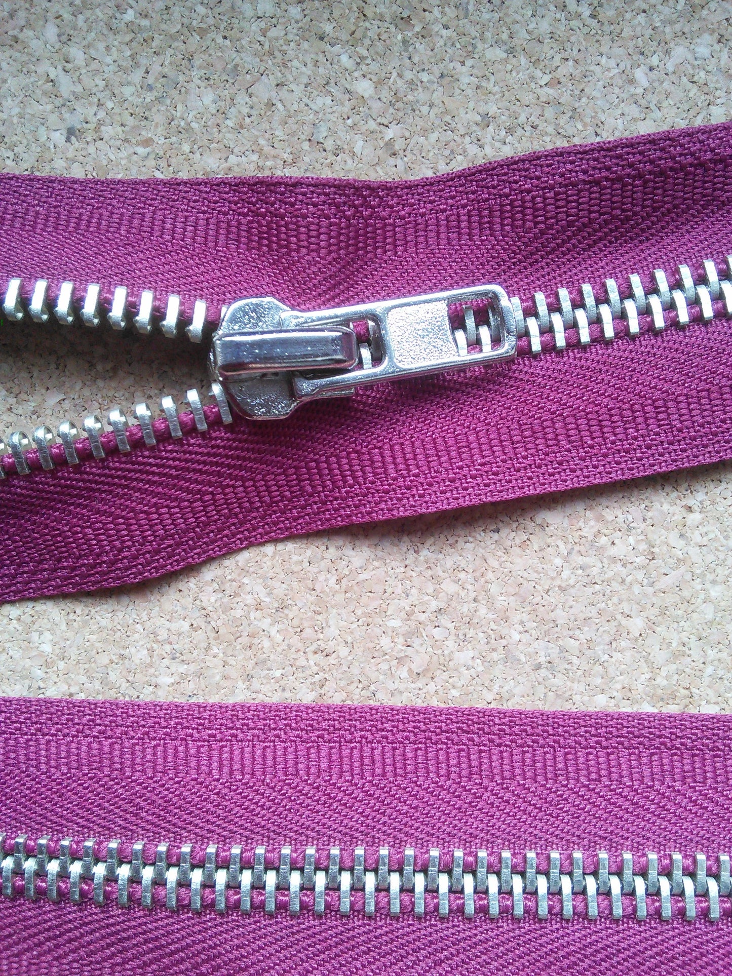 Deep raspberry zip red/burgundy heavy chunky 23.5 inch separating pale gold (59.5cm) open ended Size 8