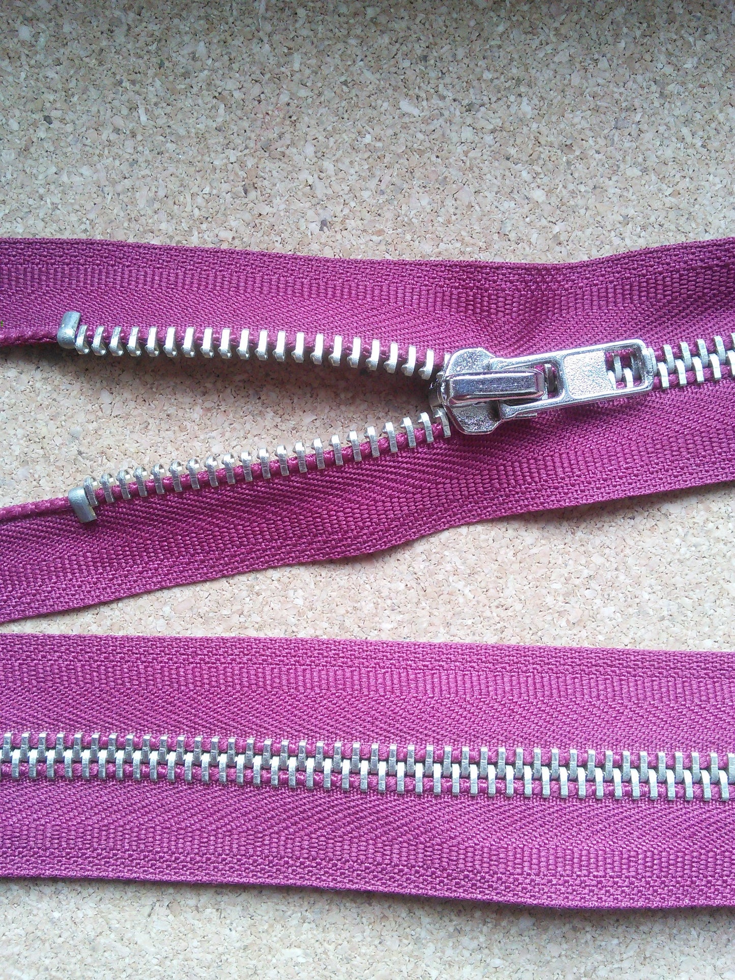 Deep raspberry zip red/burgundy heavy chunky 23.5 inch separating pale gold (59.5cm) open ended Size 8