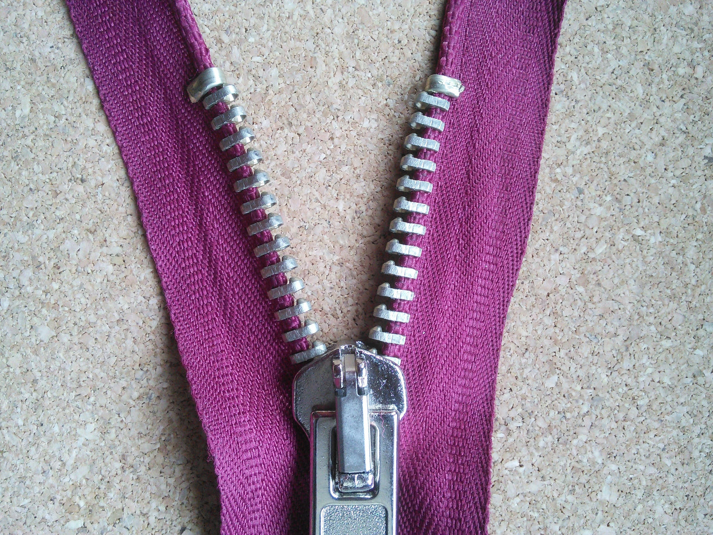 Deep raspberry zip red/burgundy chunky pale gold 6 inch (15cm) closed end Size 5