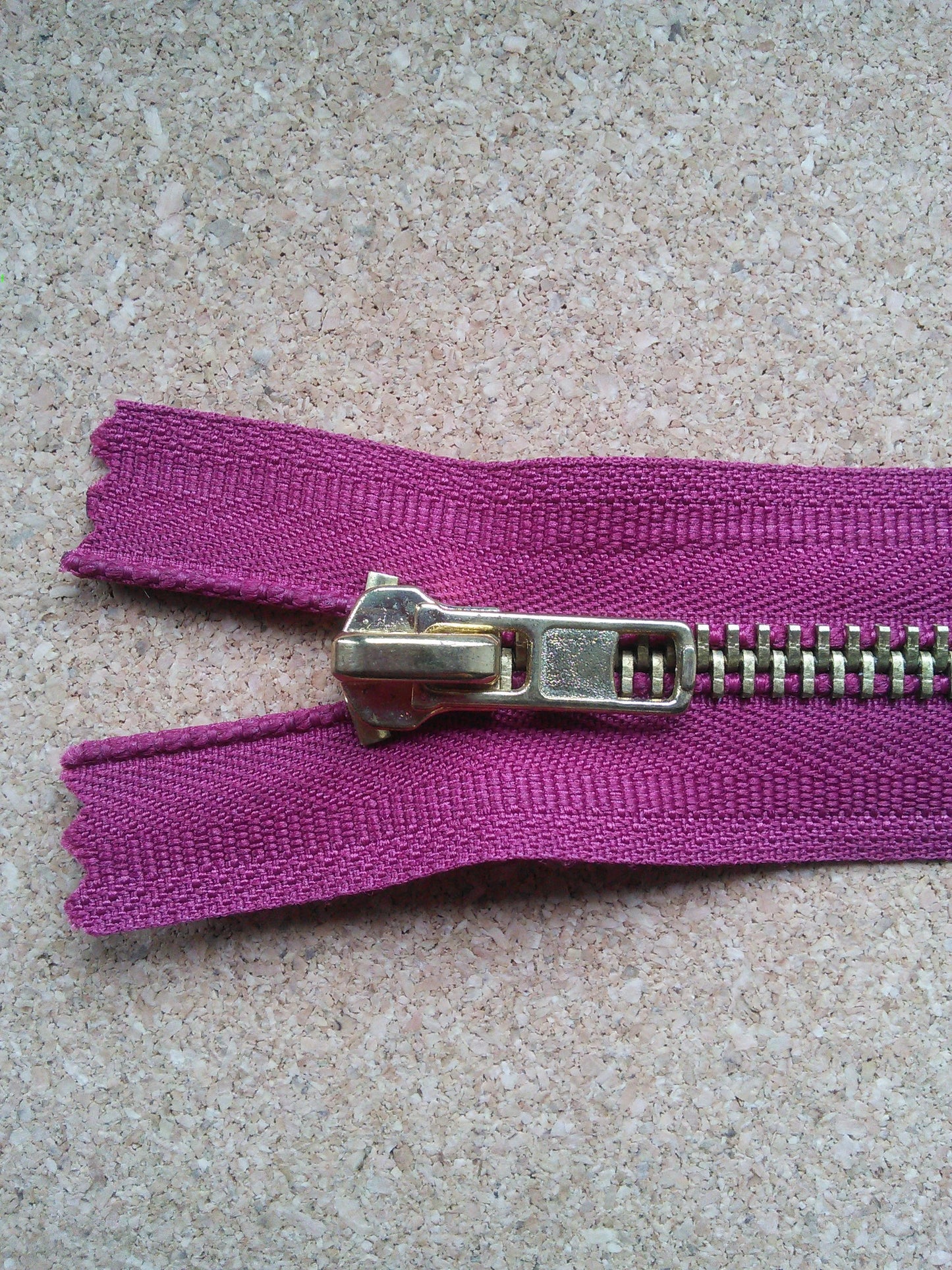 Deep raspberry zip red/burgundy chunky heavy gold metal 6 inch (15cm) closed end