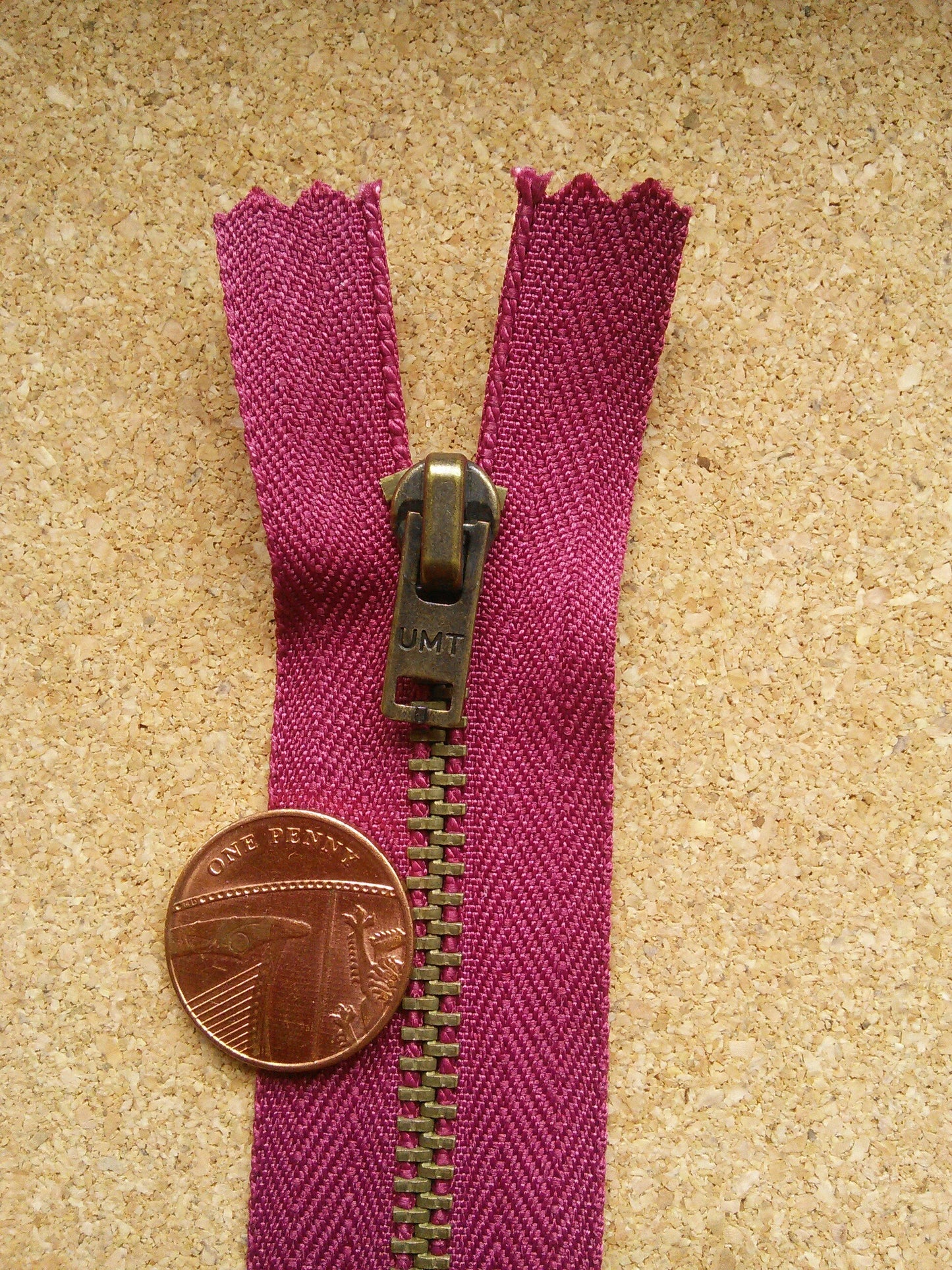Deep raspberry zip red/burgundy large metal antique brass 6 inch (15cm) closed end Size 4.5