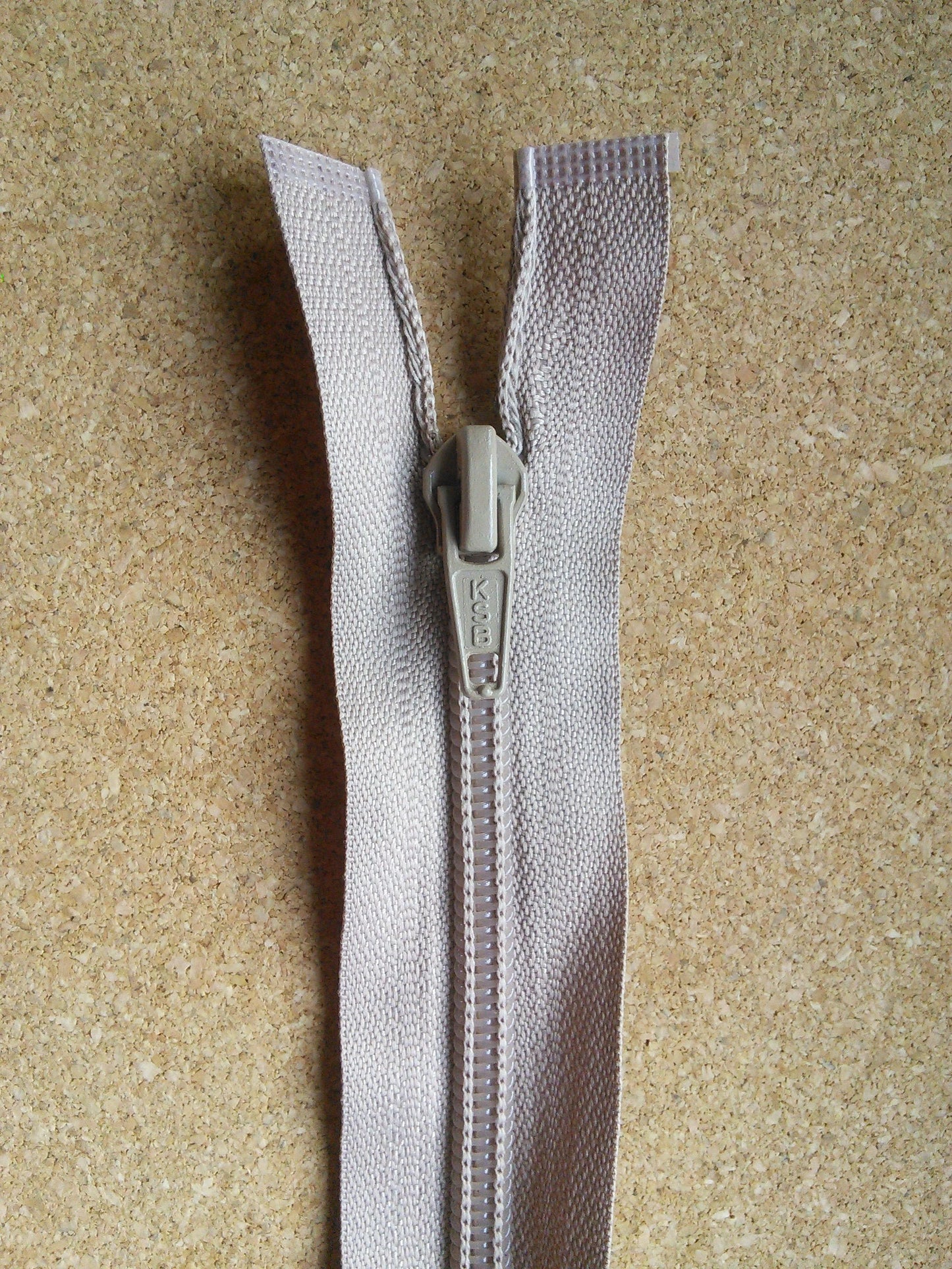 Beige nylon zip light brown 19 inch (48cm) separating open ended