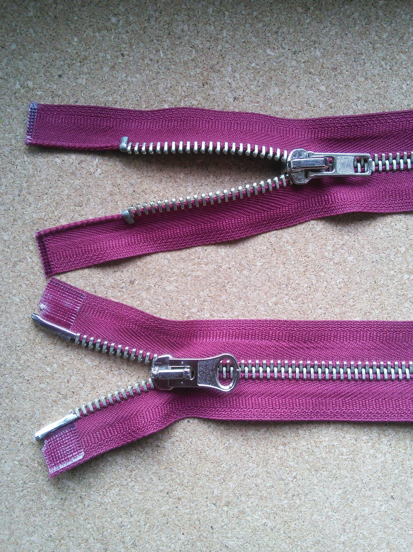 Deep raspberry zip red/burgundy chunky heavy pale gold metal 23.5 inch (59.5cm) double ended Size 8
