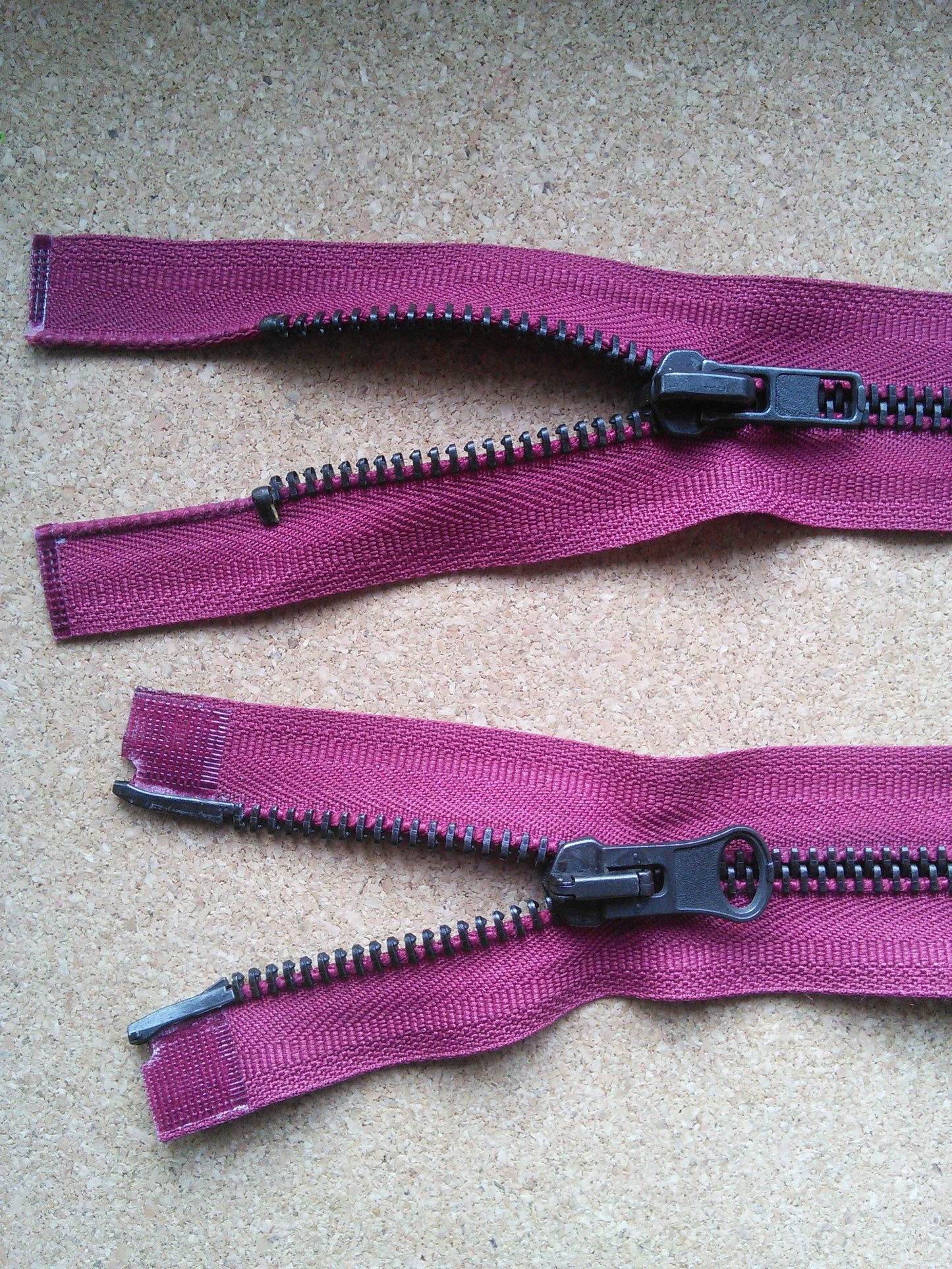 Deep raspberry zip red/burgundy chunky heavy black metal 23.5 inch (59.5cm) double ended Size 5