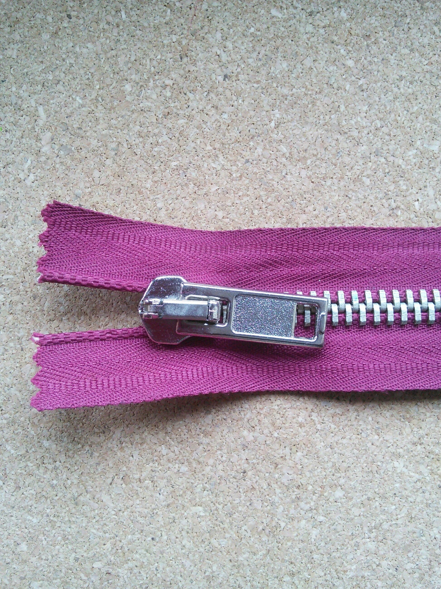 Deep raspberry zip red/burgundy chunky pale gold 6 inch (15cm) closed end Size 5