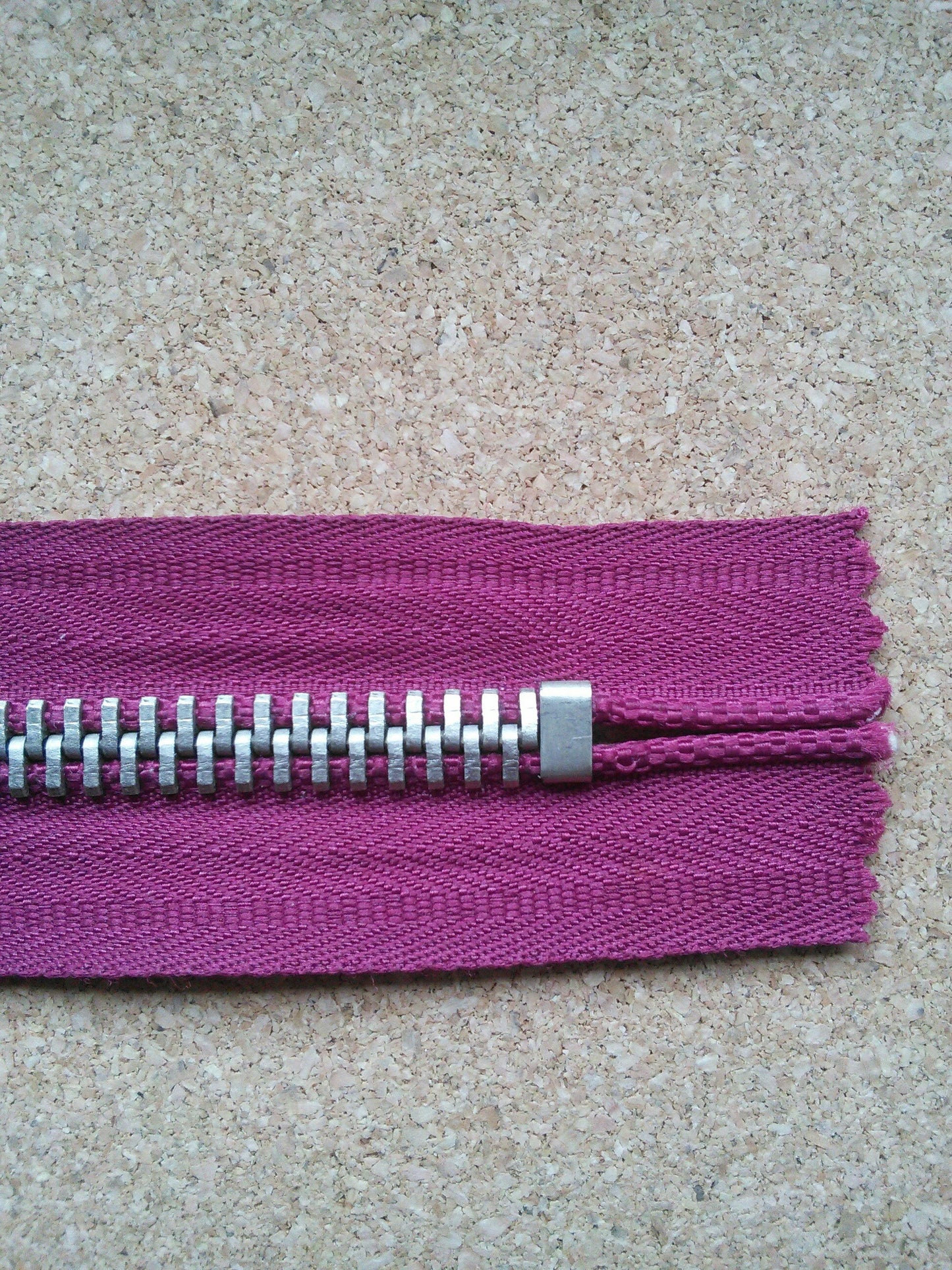 Deep raspberry zip red/burgundy chunky pale gold 6 inch (15cm) closed end Size 5