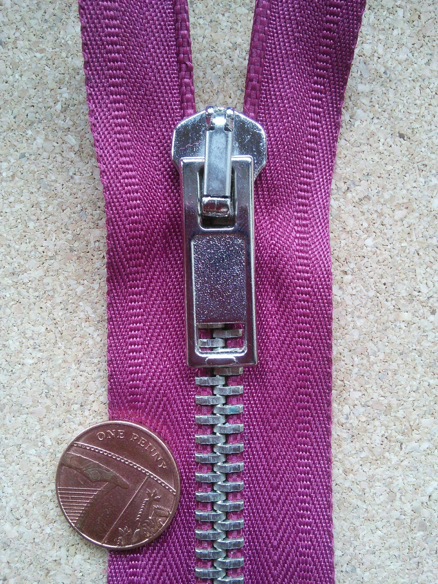 Deep raspberry zip red/burgundy chunky pale gold 6 inch (15cm) closed end Size 5