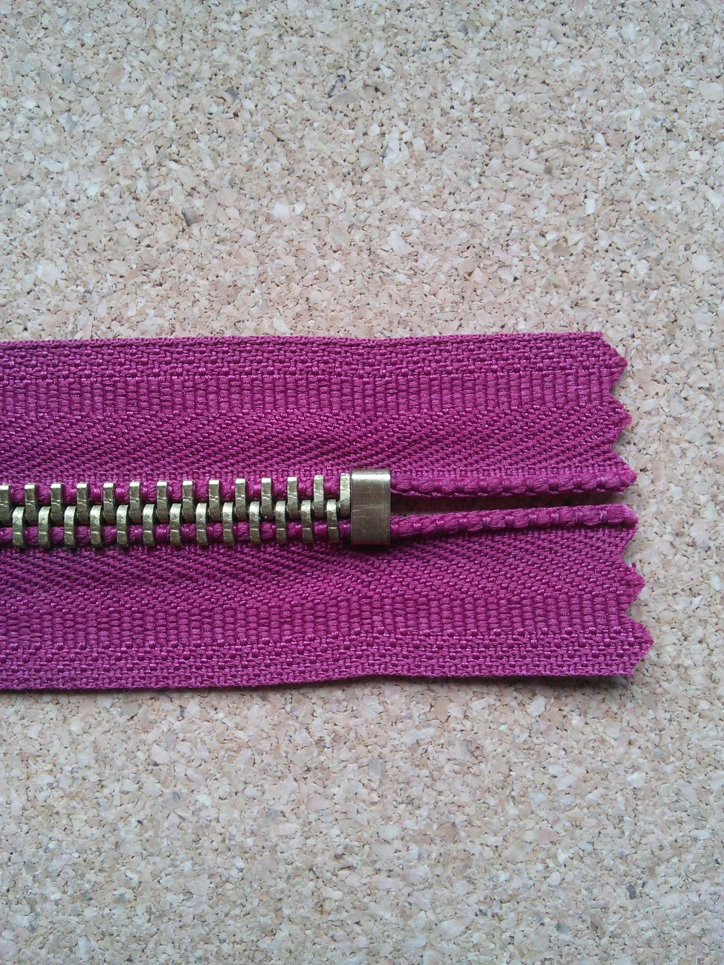 Deep raspberry zip red/burgundy chunky heavy gold metal 6 inch (15cm) closed end