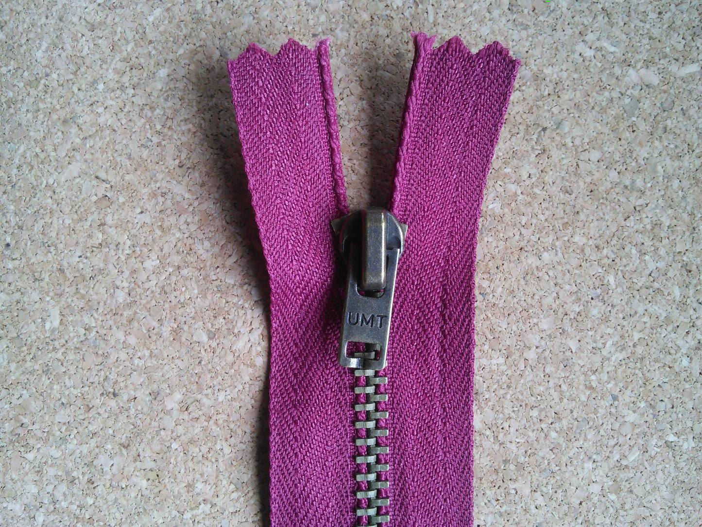 Deep raspberry zip red/burgundy large metal antique brass 6 inch (15cm) closed end Size 4.5