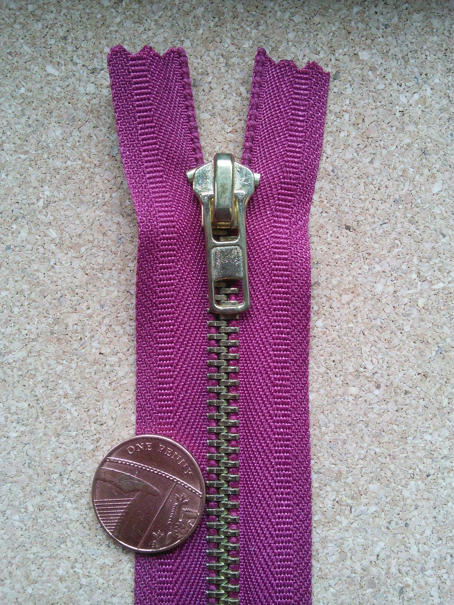 Deep raspberry zip red/burgundy chunky heavy gold metal 6 inch (15cm) closed end