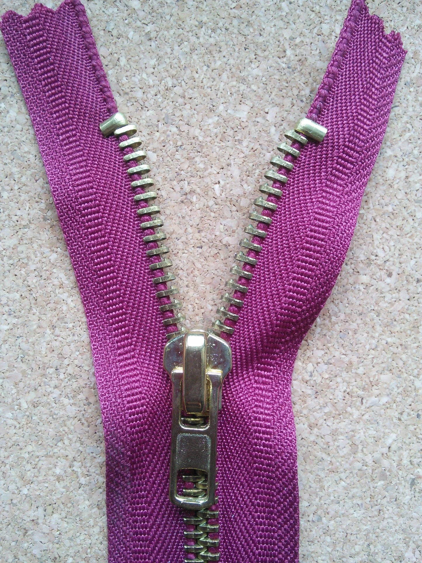 Deep raspberry zip red/burgundy chunky heavy gold metal 6 inch (15cm) closed end