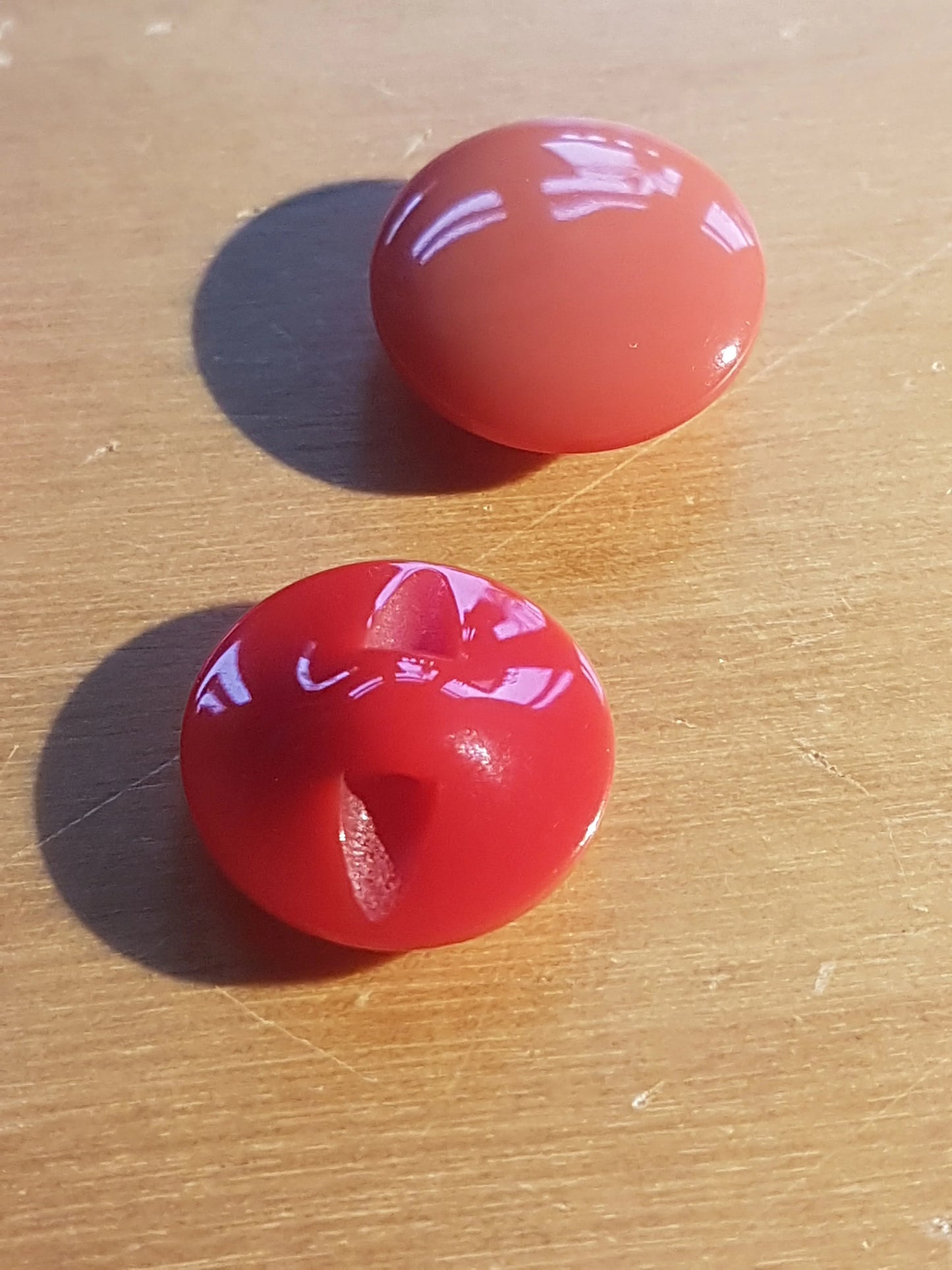 5 Round Vintage Buttons Bright Red/Pink Plastic 1.5cm