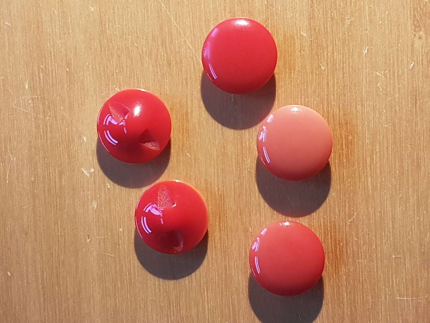 5 Round Vintage Buttons Bright Red/Pink Plastic 1.5cm
