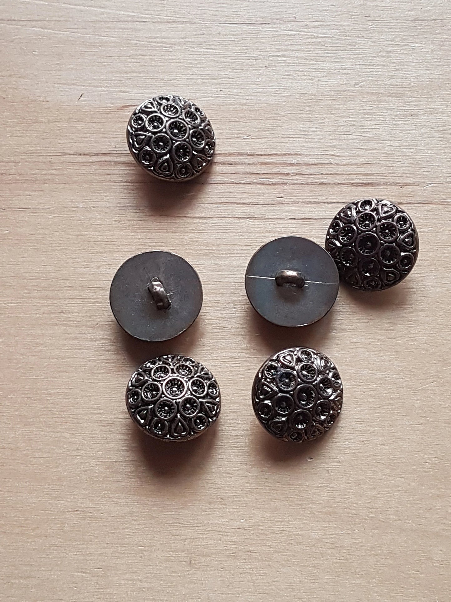 6 Old Gold Pattern Buttons Vintage Plastic 2cm
