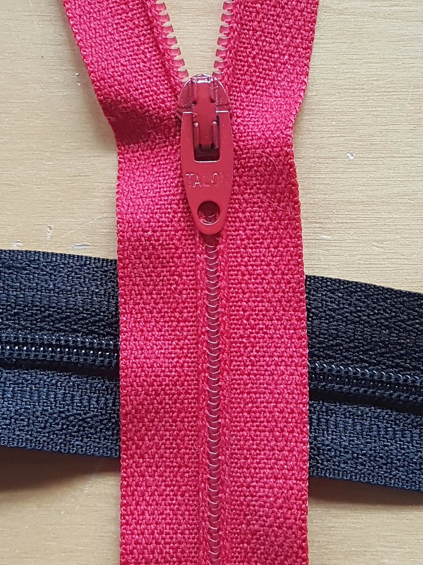 Red zip nylon 7 inch (18cm) Talon closed end