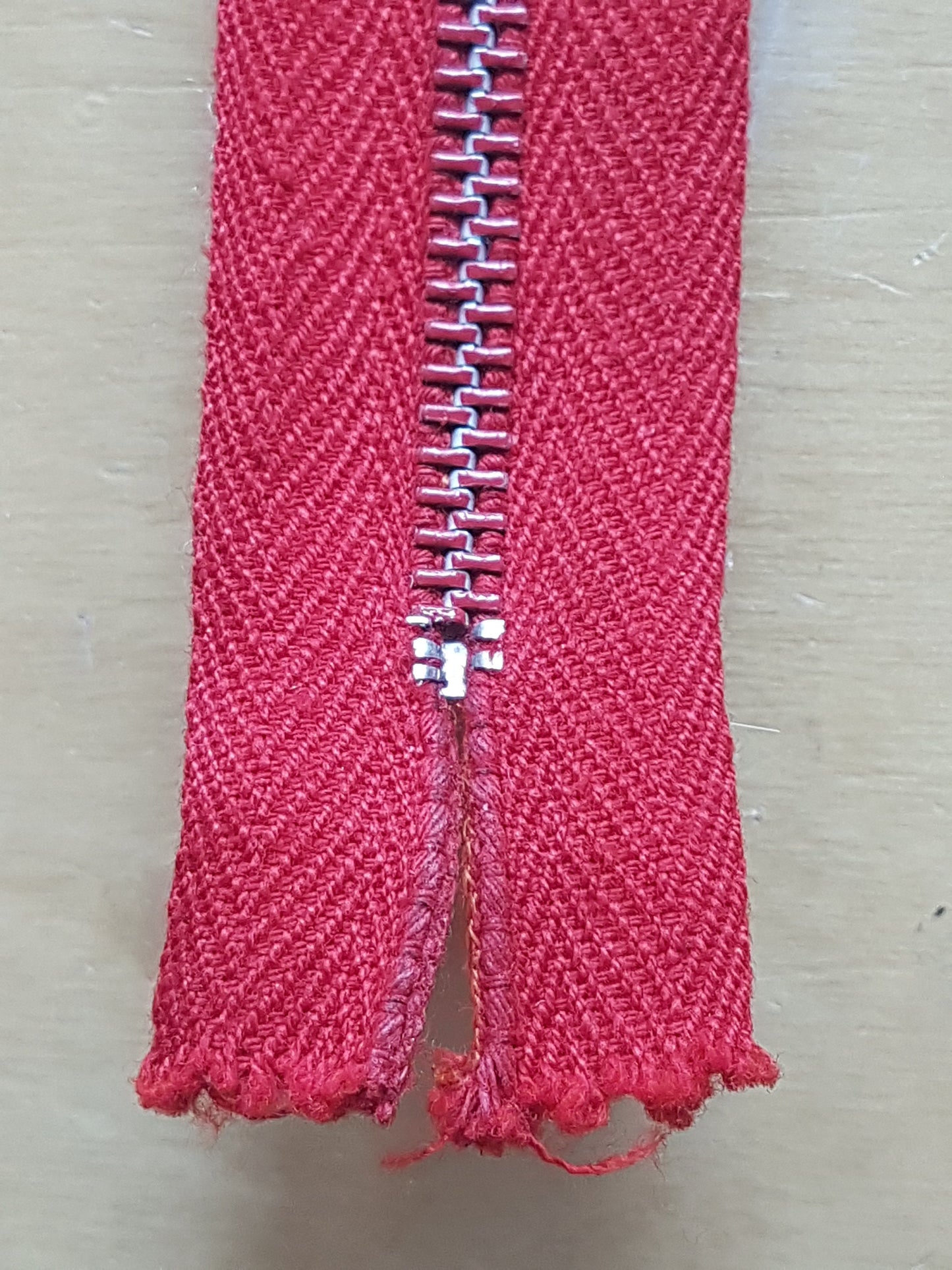 Blood red metal zip vintage 21 inch (53.5cm) closed end