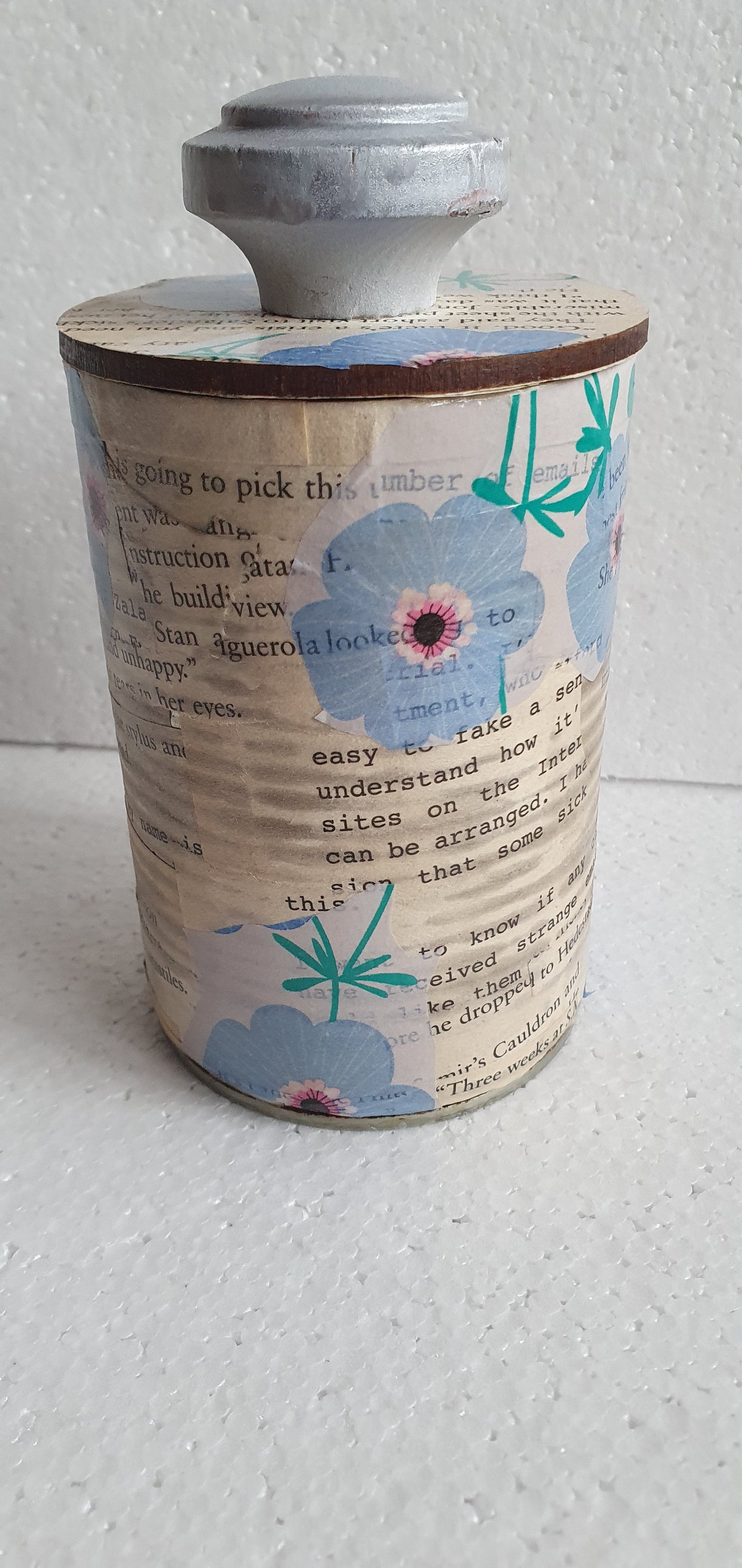 Upcycle Tin Can Desk Tidy With Lid Blue White Flower Pattern Book Page Decoupage Hand Decorated Home Decor Gift