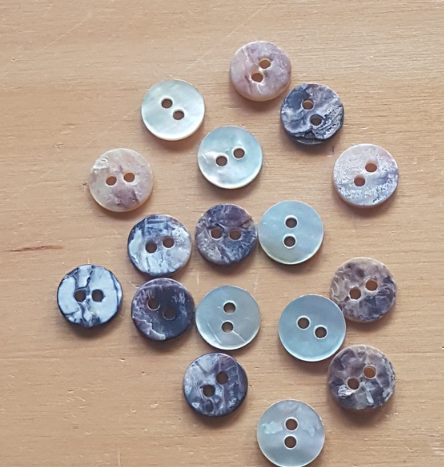 9 Round Buttons Brown Grey Black Wood Bone Effect Pearlised Plastic 0.80cm