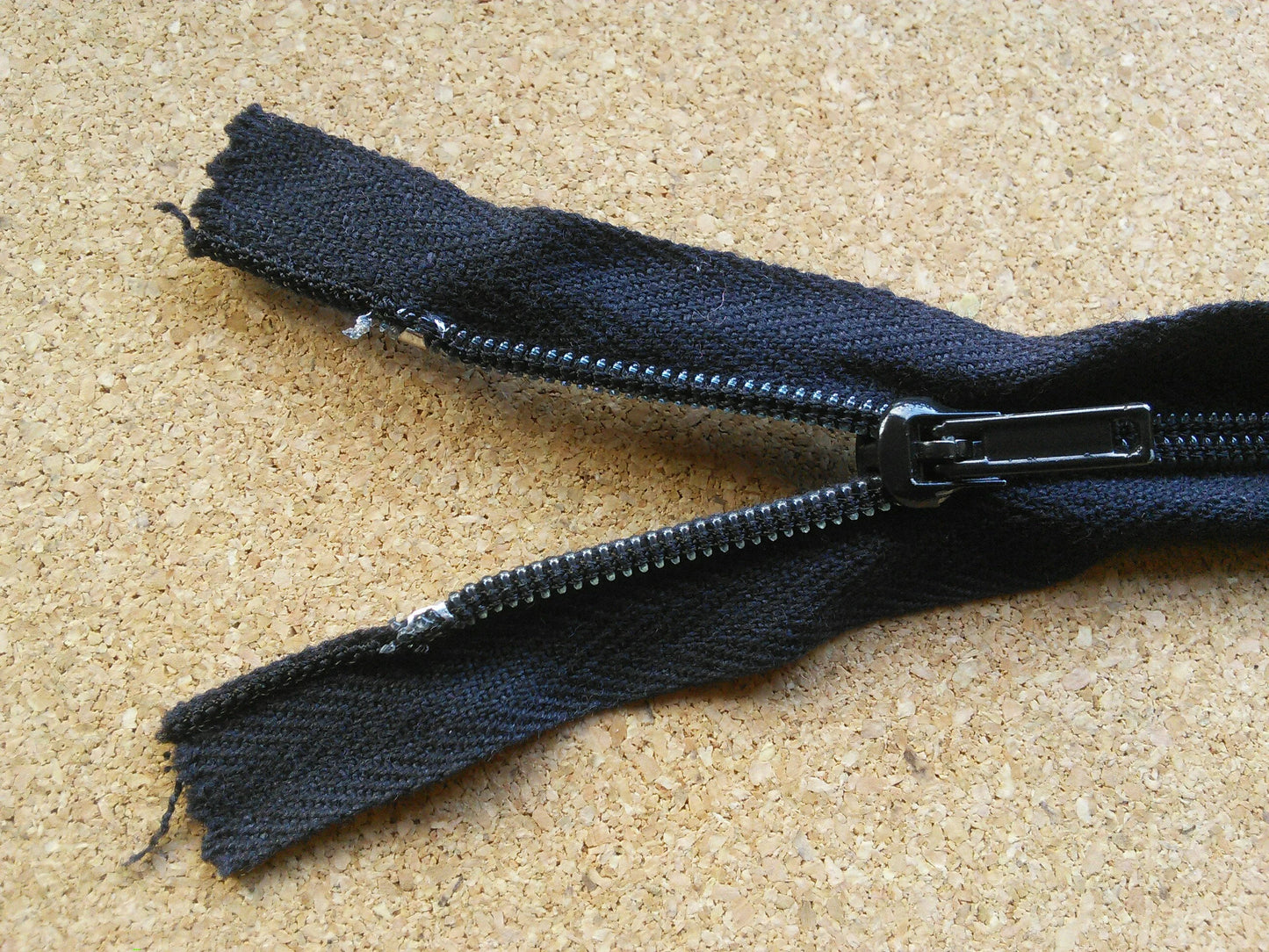 Black zip 19.5 inch (49.5cm) nylon closed end metal tip