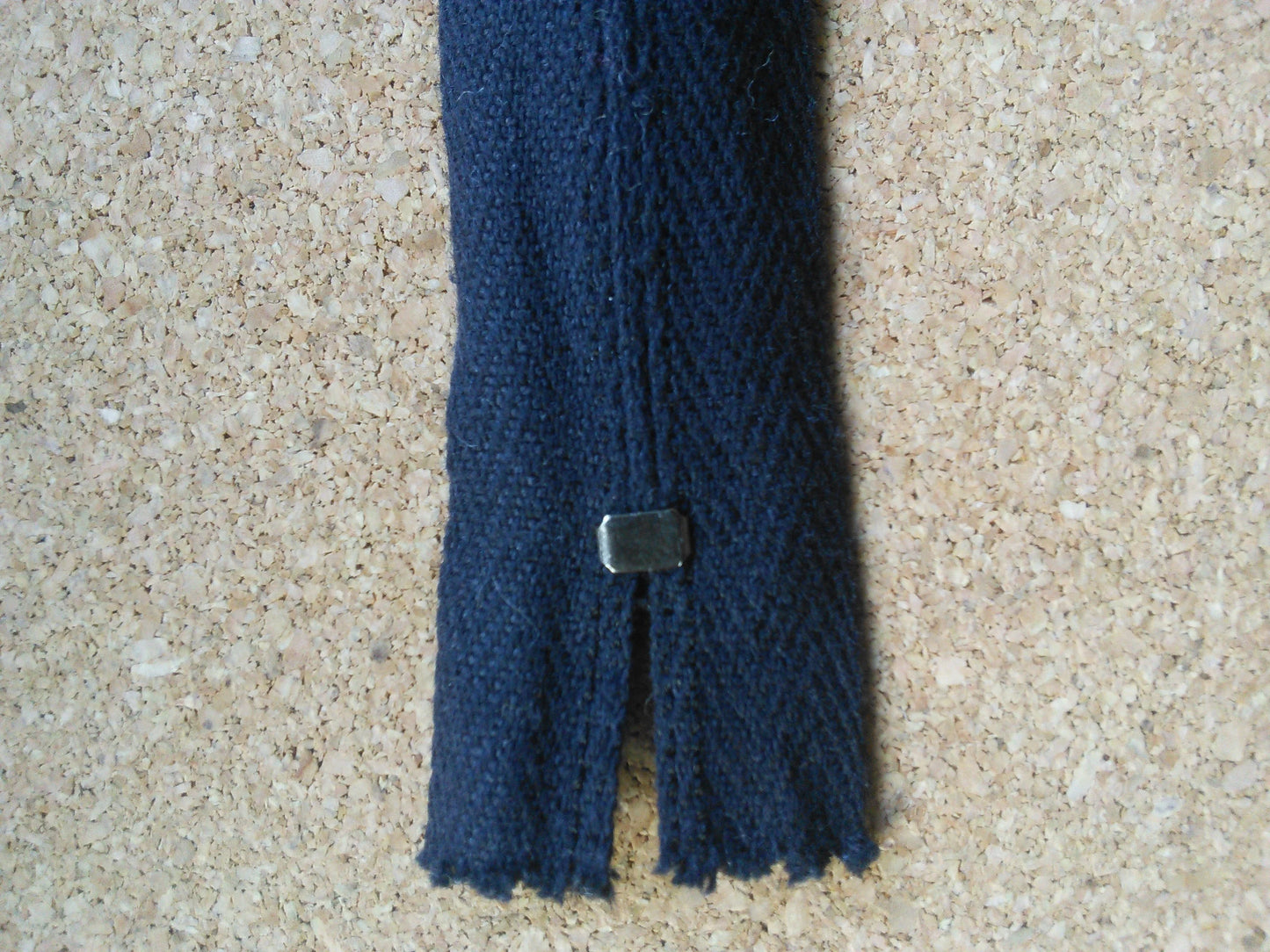 Black zip 19.5 inch (49.5cm) nylon closed end metal tip