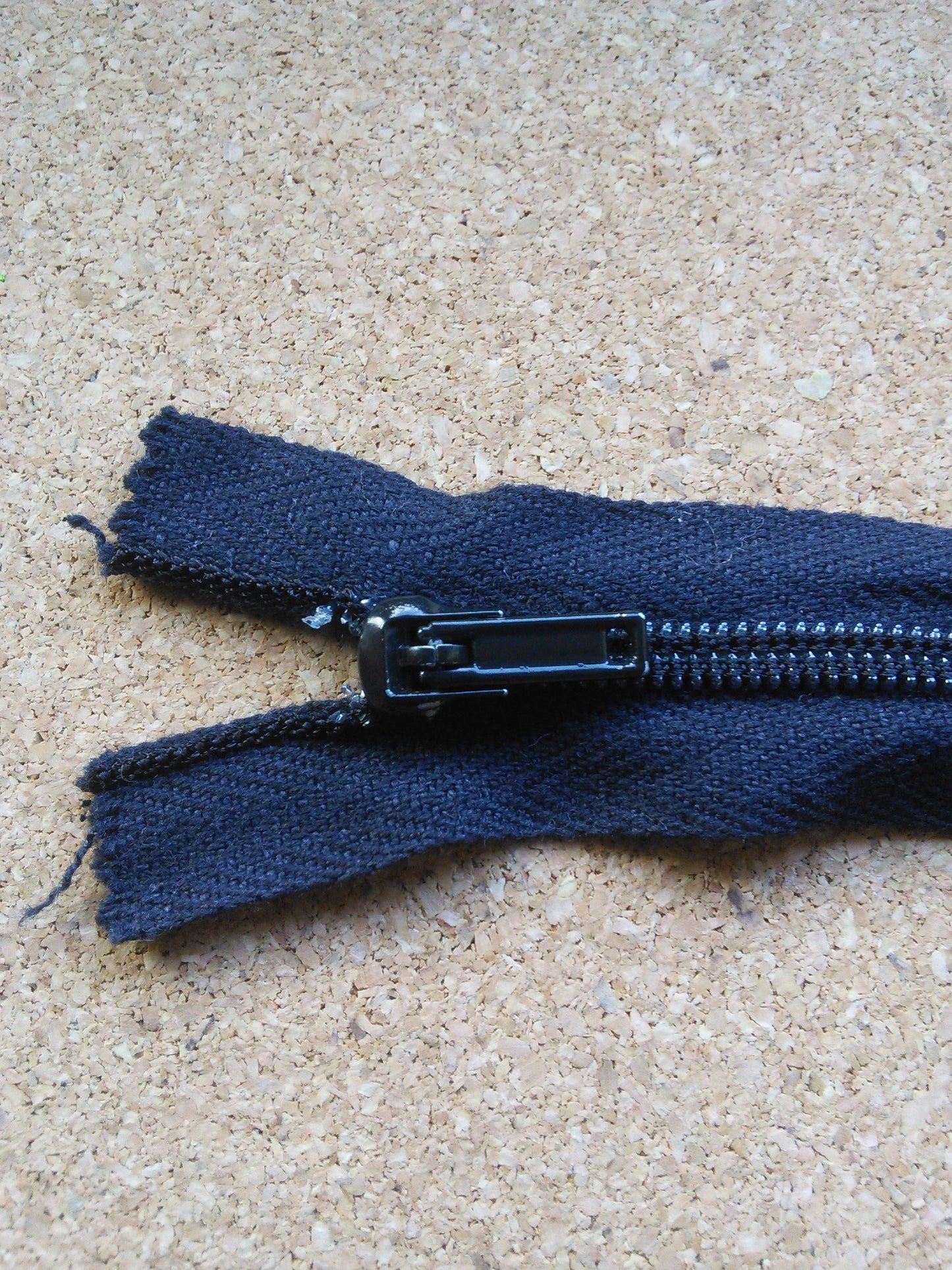 Black zip 19.5 inch (49.5cm) nylon closed end metal tip