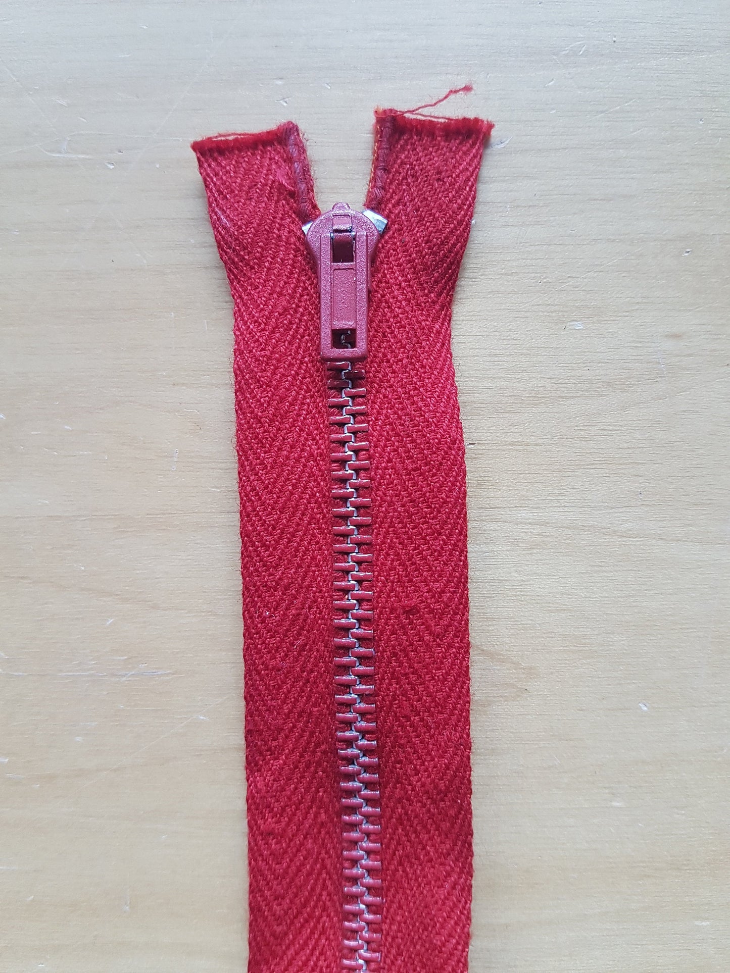Blood red metal zip vintage 21 inch (53.5cm) closed end