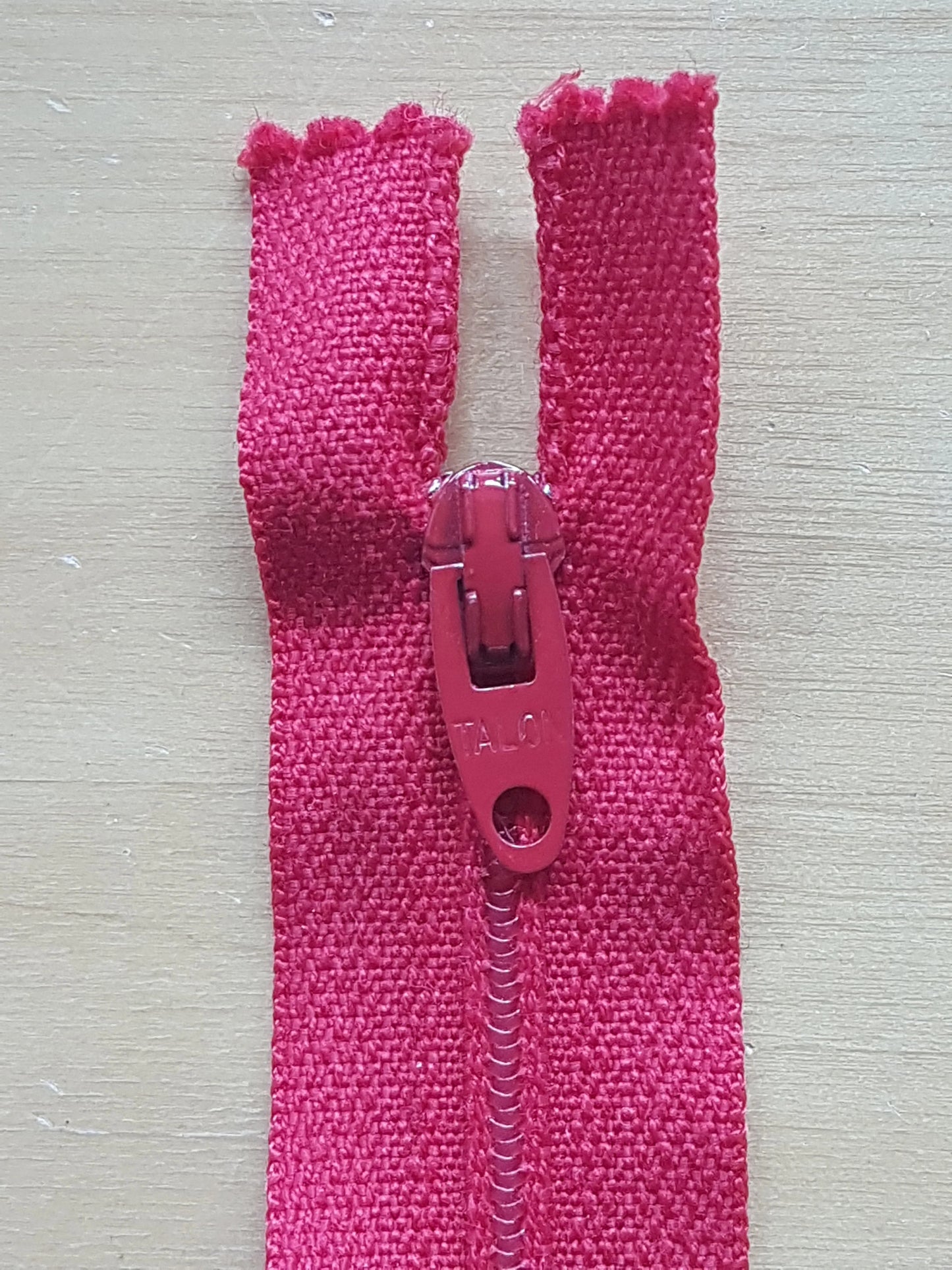 Red zip nylon 7 inch (18cm) Talon closed end