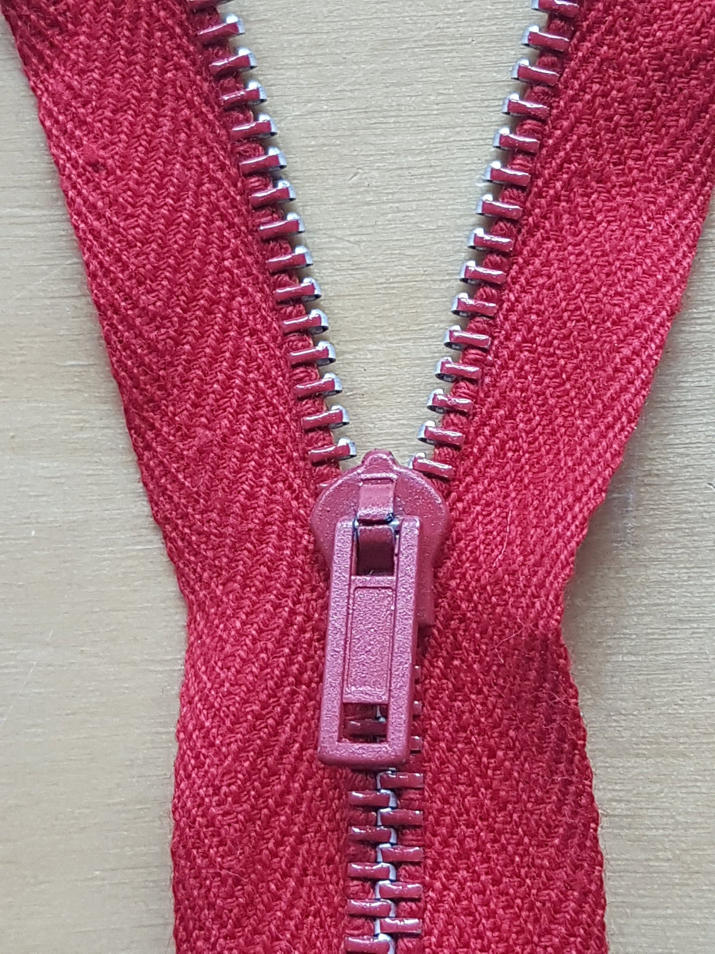 Blood red metal zip vintage 21 inch (53.5cm) closed end