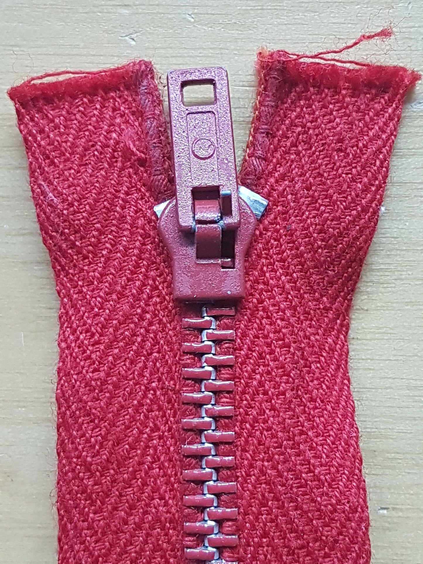 Blood red metal zip vintage 21 inch (53.5cm) closed end