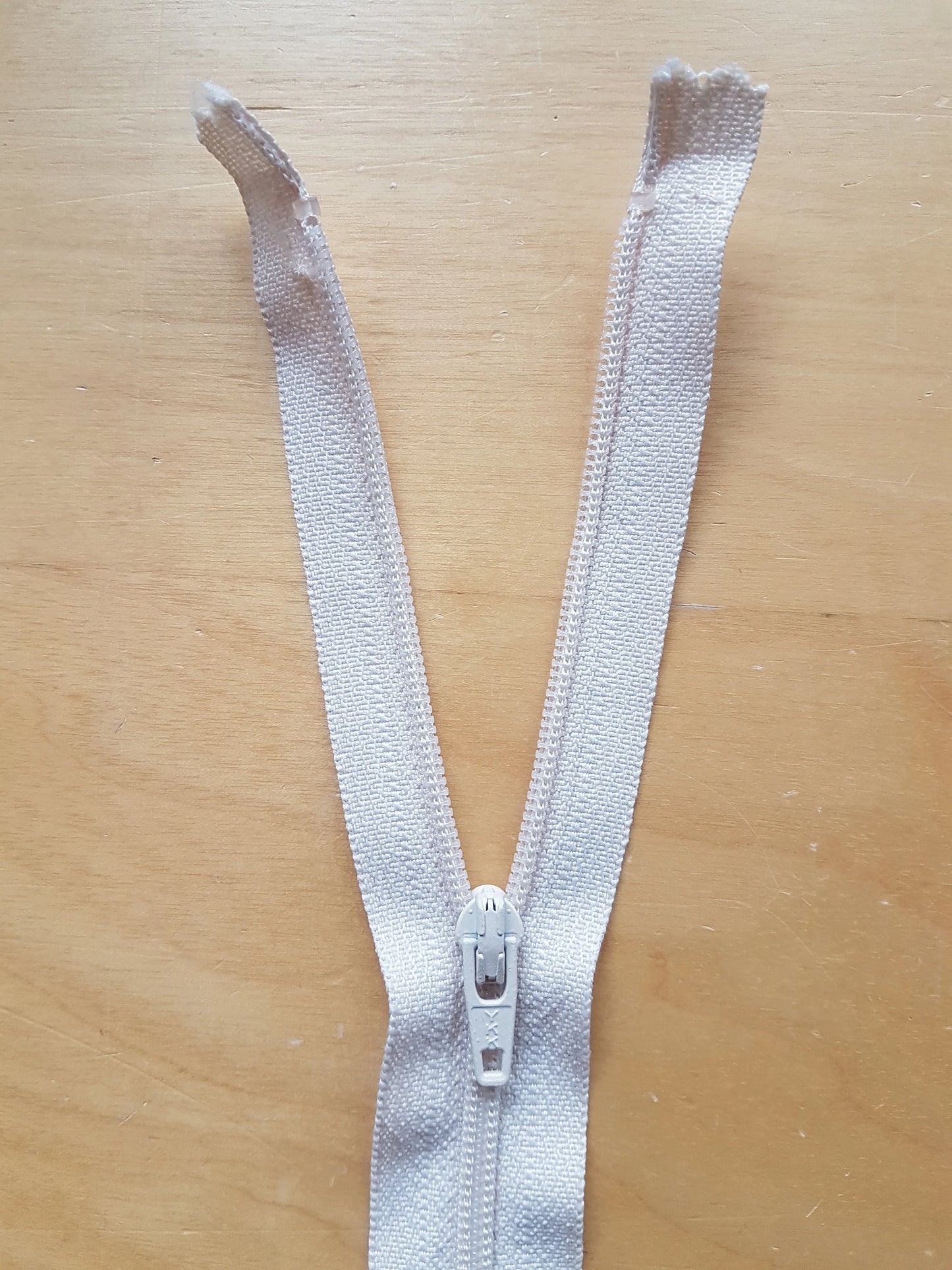 Pale beige / oatmeal / off white zipper plastic 14 inch (35.5cm) closed