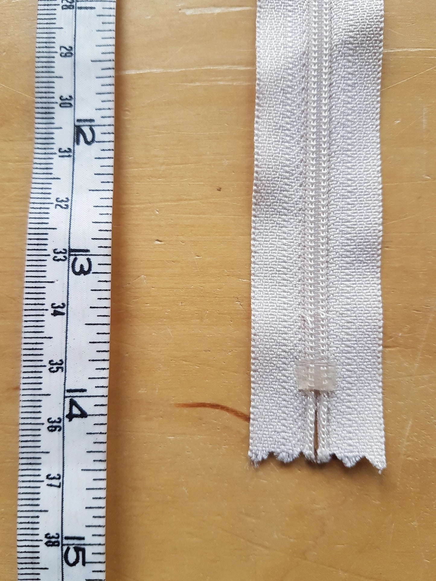 Pale beige / oatmeal / off white zipper plastic 14 inch (35.5cm) closed