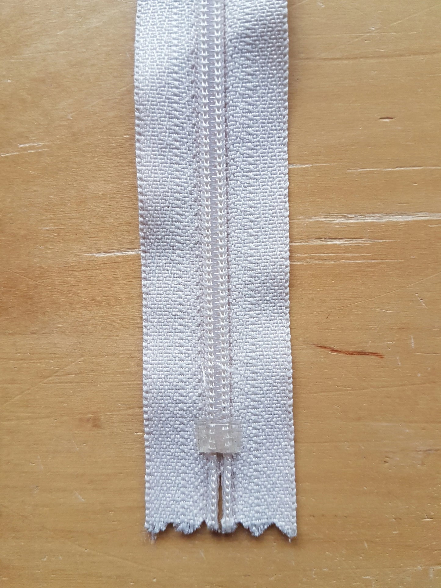 Pale beige / oatmeal / off white zipper plastic 14 inch (35.5cm) closed